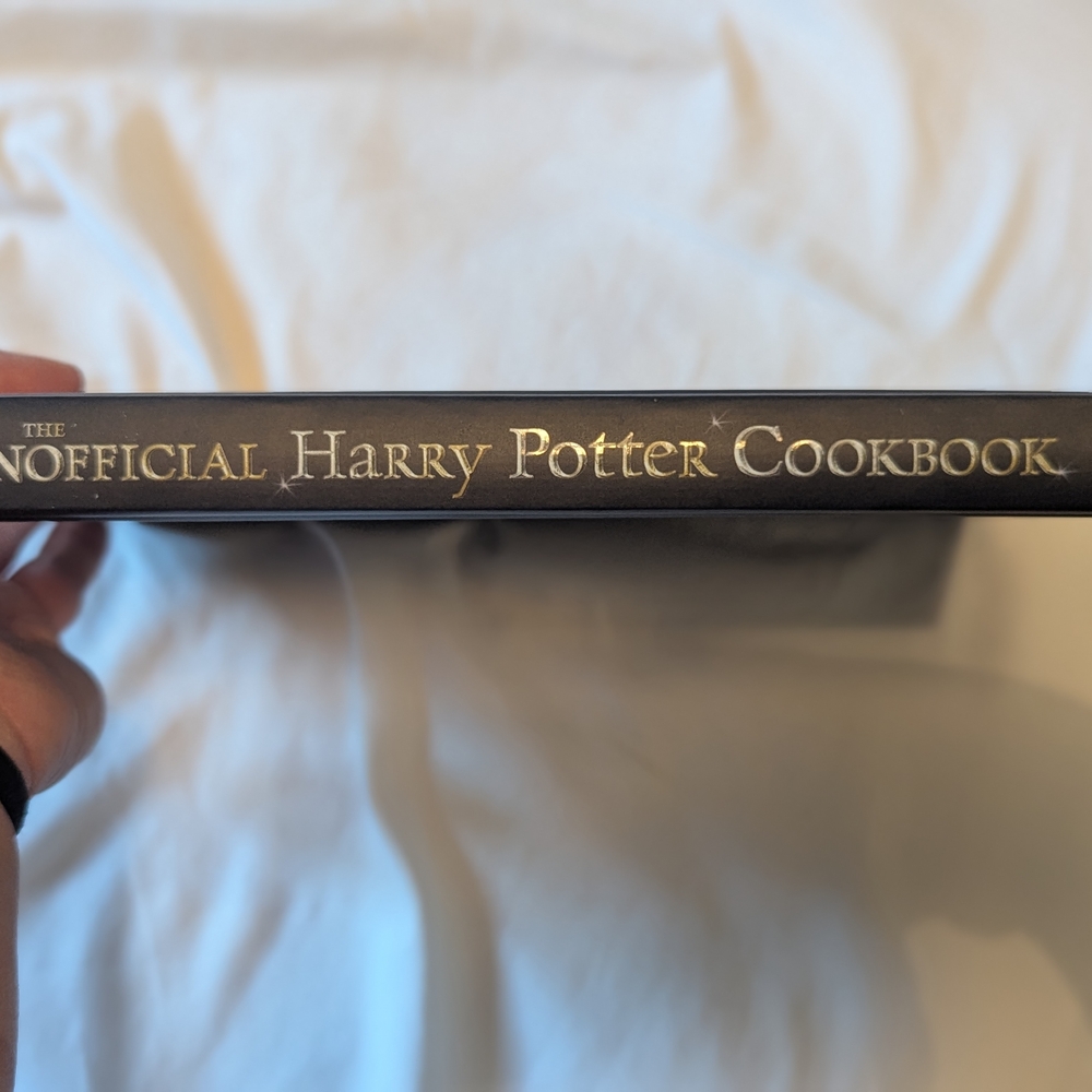 The Unofficial Harry Potter Cookbook - Black and Gold - Picture 3 of 4